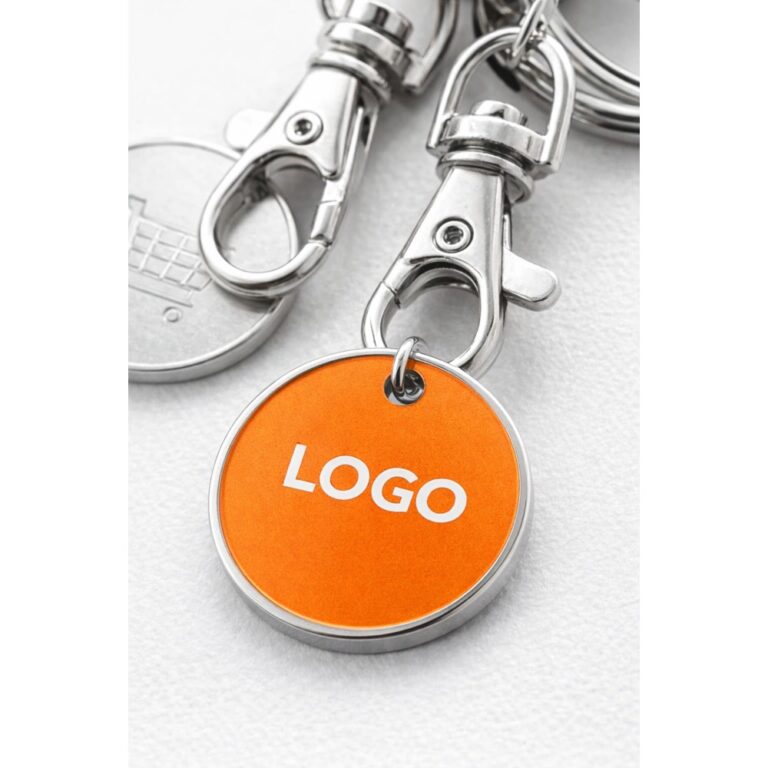 Prim plan al suprafetei portocalii personalizabile pe breloc metalic cu fisa, potrivita pentru gravura laser sau print color durabil