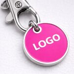 Prim plan al suprafetei roz personalizabile pe breloc metalic cu fisa, potrivita pentru gravura laser discreta sau print color adaptat identitatii vizuale