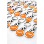 Multiple brelocuri cu fisa metalica portocaliu personalizate, ideale pentru campanii de masa si activari de brand in retail