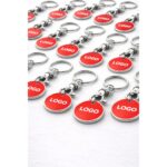 Multiple brelocuri cu fisa metalica rosu personalizate, ideale pentru campanii retail cu distributie in masa si impact cromatic imediat