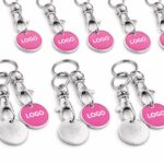 Multiple brelocuri cu fisa metalica roz personalizate, ideale pentru campanii lifestyle si retail modern cu diferentiere cromatica clara