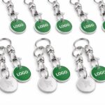 Multiple brelocuri cu fisa metalica verde personalizate, ideale pentru campanii B2B si branding pe termen lung cu prezenta stabila