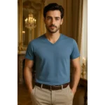 Model masculin imbracat in tricou denim cu anchior in V, look urban relaxat si stil natural echilibrat