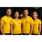 Grup purtand tricouri galbene cu anchior in V personalizate, expresie vizuala puternica si energie masculina