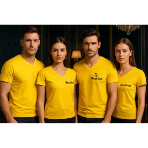 Grup purtand tricouri galbene cu anchior in V personalizate, expresie vizuala puternica si energie masculina