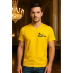 Model masculin in tricou galben personalizat cu anchior in V, look rafinat si prezenta luminoasa in cadru interior