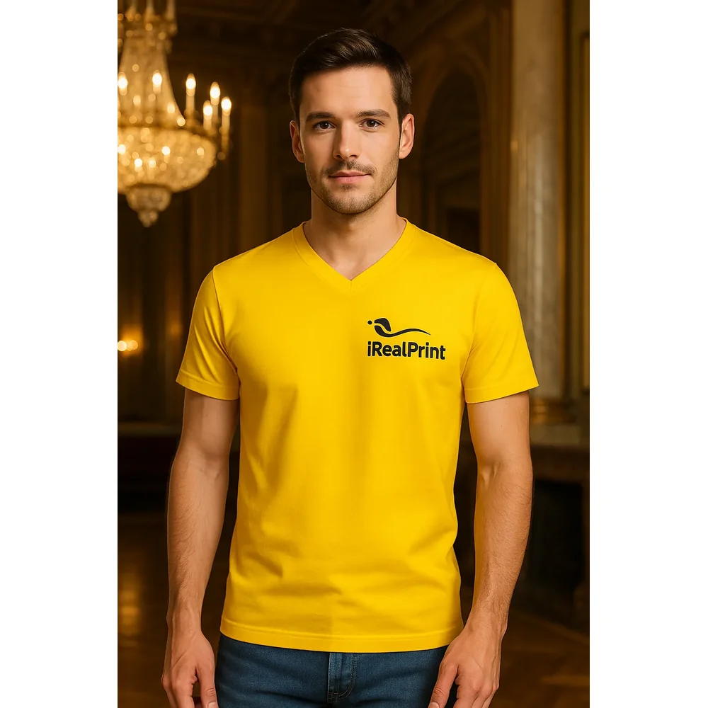 tricou-barbati-anchior-v-galben-lifestyle-elegant Model masculin in tricou galben personalizat cu anchior in V, look rafinat si prezenta luminoasa in cadru interior