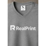 Detaliu personalizare prin transfer termic pe tricou gri inchis cu anchior in V, logo clar si finisaj rezistent