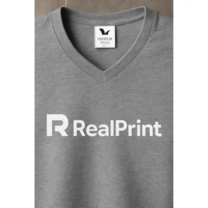 Detaliu personalizare prin transfer termic pe tricou gri inchis cu anchior in V, logo clar si finisaj rezistent