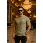 Detaliu personalizare pe tricou kaki cu anchior in V, mesaj autentic integrat armonios si transfer termic clar definit