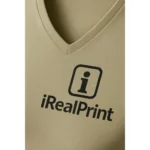 Vedere spate tricou barbati kaki cu anchior in V, aspect natural uniform si constructie premium echilibrata