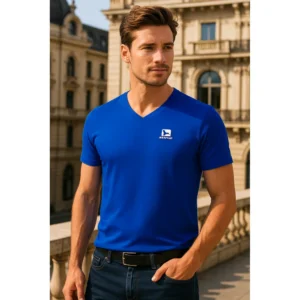 Bărbat purtând tricou cu anchior în V personalizat albastru regal, stil elegant urban, apariție masculină puternică și imagine profesională