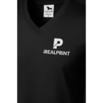 Detaliu personalizare prin transfer termic pe tricou ebony gray cu anchior în V, finisaj clar și elegant