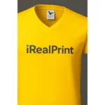 Detaliu logo aplicat prin transfer termic pe tricou barbati galben cu anchior in V, contrast clar si finisaj vibrant