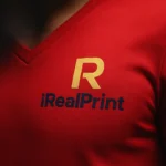 Vedere spate tricou barbati rosu cu anchior in V, culoare intensa si constructie curata cu impact vizual puternic