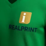 Tricou barbati verde mediu cu anchior in V personalizat, prezenta moderna si atitudine sigura in cadru elegant