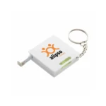 Breloc multifuncțional alb cu ruletă de 1 metru și boloboc integrat, personalizat cu logo, prezentare produs pe fundal neutru pentru utilizare profesională