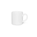 Cană albă personalizată 180ml cu logo iRealPrint ținută în mână lângă laptop pe birou, sugerând momentul de cafea din timpul programului de lucru