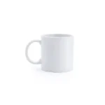 Cană albă personalizată 250ml prezentată pe fundal alb minimalist, evidențiind forma ceramică, toarta și suprafața ideală pentru personalizare