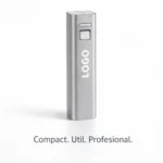 Baterie externă personalizată argintie din aluminiu, power bank compact 2600 mAh cu logo, prezentare produs principal pe fundal neutru pentru branding premium