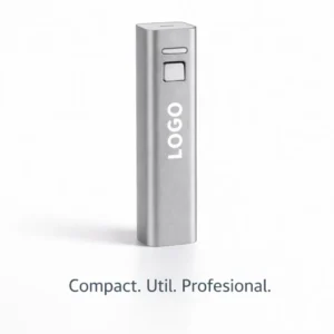 Baterie externă personalizată argintie din aluminiu, power bank compact 2600 mAh cu logo, prezentare produs principal pe fundal neutru pentru branding premium