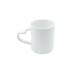 Cană personalizată 350ml cu mâner în formă de inimă prezentată pe fundal alb minimalist, evidențiind forma romantică a mânerului și suprafața pentru personalizare