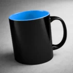 Cana termosensibila personalizata albastru cu interior albastru fotografiata din perspectiva inclinata, evidentiind stratul termoreactiv si designul modern