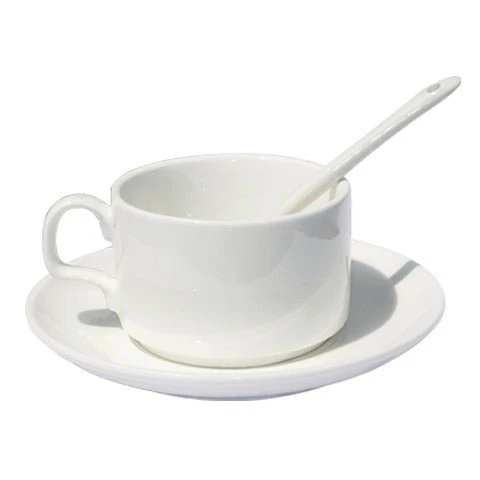 Set ceașcă cafea personalizată cu linguriță și farfurie prezentat pe fundal alb minimalist, evidențiind designul elegant al setului ceramic complet
