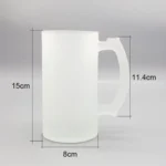 Halbă de bere personalizată din sticlă mată prezentată pe fundal neutru cu dimensiuni marcate, evidențiind forma robustă și mânerul ergonomic