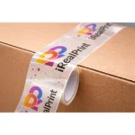 Aplicare scotch transparent personalizat pe cutie de carton, ambalare curata cu branding discret si aspect premium