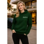 Hanorac damă verde forest personalizat purtat într-un cadru modern exterior, stil casual premium și look elegant echilibrat