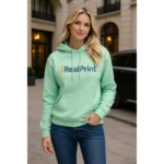 Hanorac dama verde menta personalizat purtat in oras, look fresh si luminos cu stil modern si prezenta vizuala placuta
