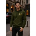 Hanorac verde militar personalizat purtat in oras de barbat, look urban autentic cu stil modern si prezenta echilibrata