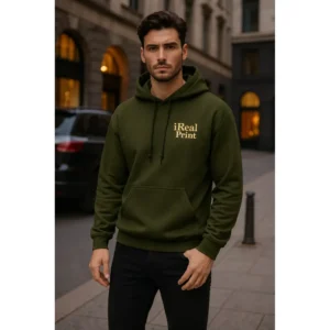 Hanorac verde militar personalizat purtat in oras de barbat, look urban autentic cu stil modern si prezenta echilibrata