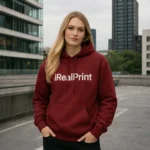 Hanorac dama visiniu garnet personalizat purtat in oras, look urban elegant cu stil modern si prezenta rafinata