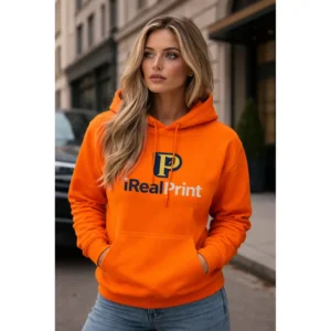 Hanorac dama portocaliu personalizat purtat in oras, look urban cu vizibilitate ridicata si stil modern energic