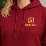 Hanorac dama rosu cherry personalizat cu logo iRealPrint, cadru close-up ce evidentiaza detaliile materialului si claritatea printului
