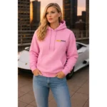 Hanorac dama roz azalea personalizat purtat in oras la apus, stil urban modern cu vizibilitate eleganta si prezenta feminina
