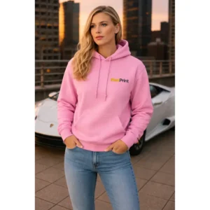 Hanorac dama roz azalea personalizat purtat in oras la apus, stil urban modern cu vizibilitate eleganta si prezenta feminina