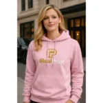 Hanorac dama roz light personalizat purtat in oras, stil urban elegant cu prezenta feminina moderna si look echilibrat