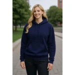 Hanorac dama navy purtat in aer liber, stil casual modern intr-un cadru natural, look relaxat si echilibrat