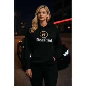 Hanorac dama negru personalizat purtat noaptea in oras, stil urban premium cu prezenta eleganta si atitudine moderna