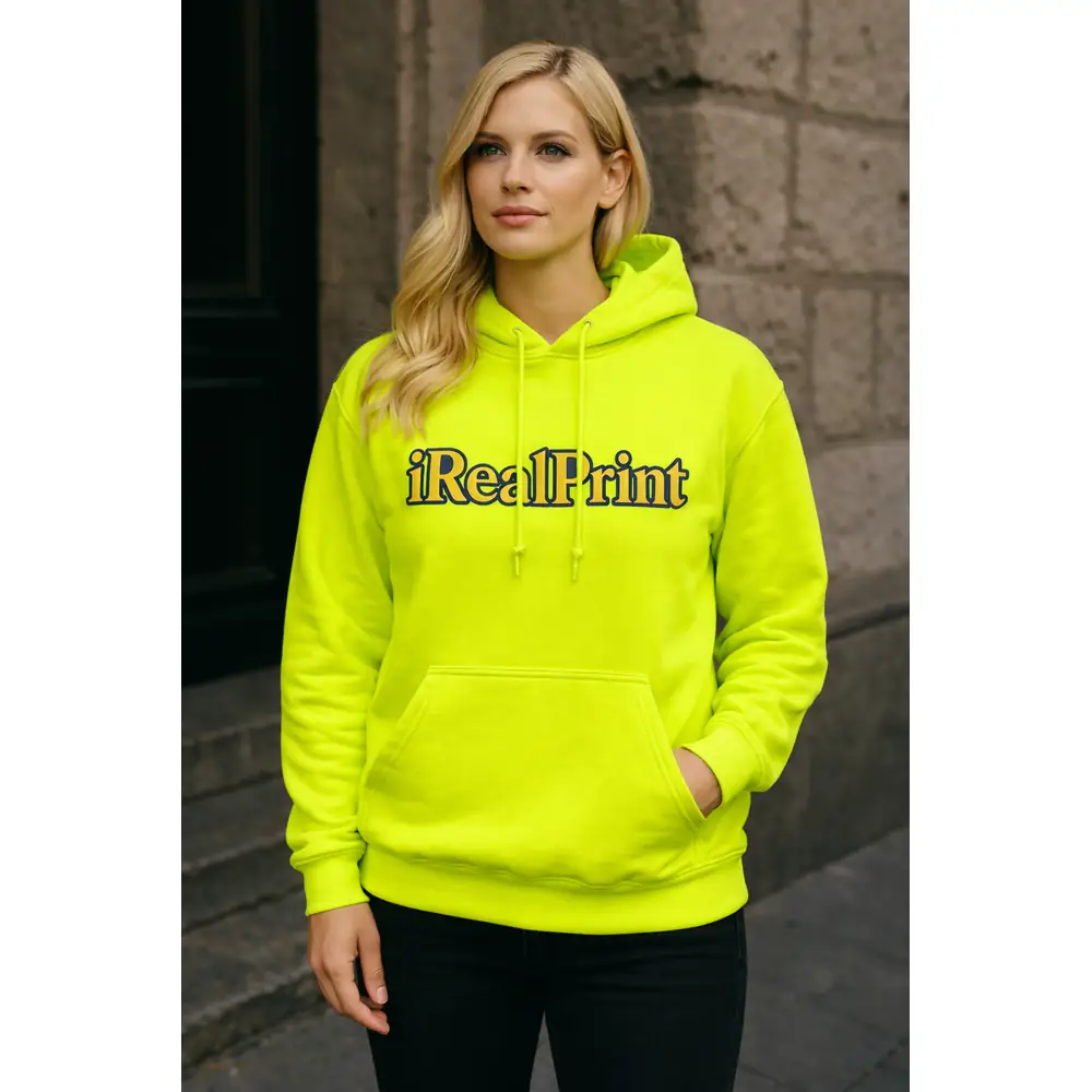 hanorac-personalizat-dama-neon-galben-lifestyle-urban-impact-vizual Hanorac dama neon galben personalizat purtat in oras, stil urban modern cu vizibilitate extrema si prezenta puternica