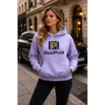Hanorac dama orhidee personalizat purtat in oras, stil urban elegant cu prezenta feminina moderna si look rafinat