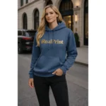 Hanorac dama indigo personalizat purtat in oras, stil urban elegant cu prezenta feminina rafinata si look modern