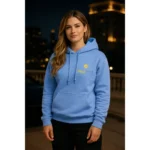 Hanorac damă albastru carolina purtat în oraș, cu logo personalizat vizibil și aspect modern, ideal pentru stil urban relaxat