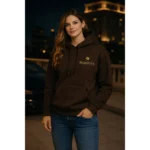 Model feminin purtând hanorac ciocolată dark personalizat iRealPrint într-un cadru urban de seară, stil rafinat și premium