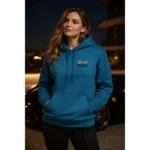 Model feminin purtând hanorac albastru sapphire personalizat iRealPrint în cadru urban de noapte, stil premium