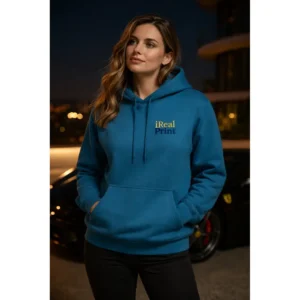 Model feminin purtând hanorac albastru sapphire personalizat iRealPrint în cadru urban de noapte, stil premium