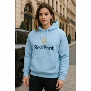 Model feminin purtând hanorac albastru deschis personalizat iRealPrint în decor urban modern